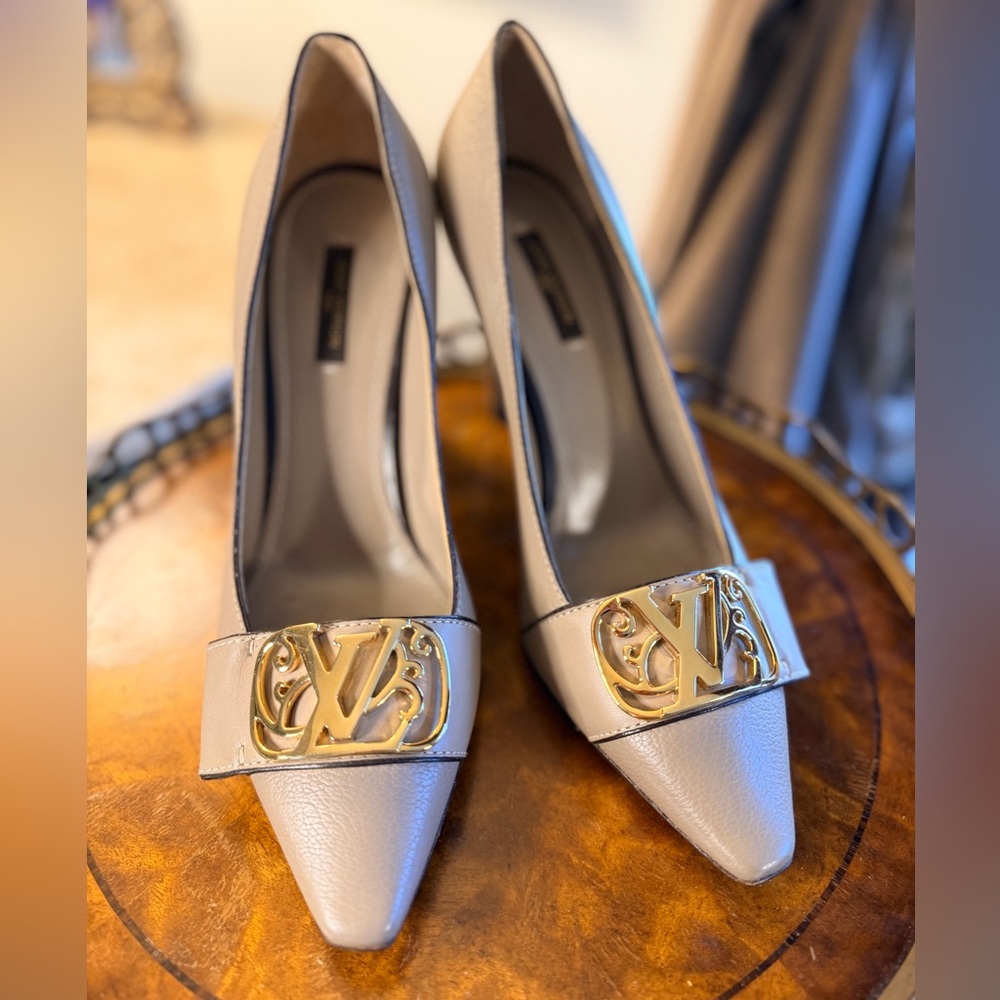 Louis Vuitton Pointed Toe Pumps in Light Gray with Gold Logo Authentic